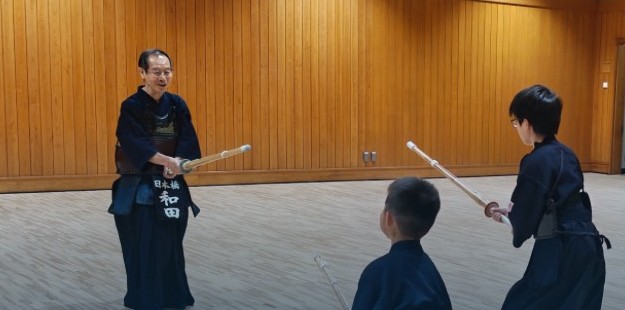 剣道の基本を学ぶ稽古風景